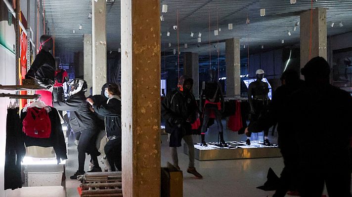 Informativo 24h - Quinta noche de disturbios en Cataluña, con destrozos y saqueos de tiendas en Barcelona