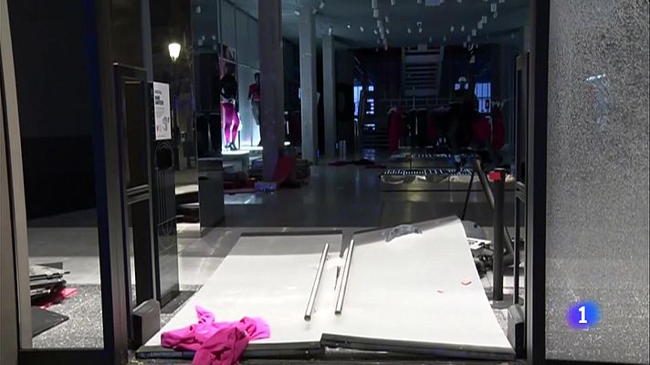 L'Informatiu - Els saquejos i les destrosses tornen a marca una cinquena nit de protestes a Barcelona