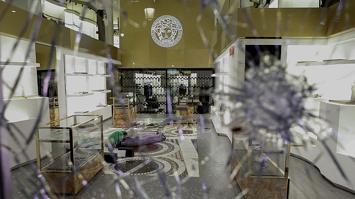Telediario 1 - Cristales rotos y pintadas en algunos negocios del Paseo de Gracia, tras la quinta noche de disturbios en Barcelona