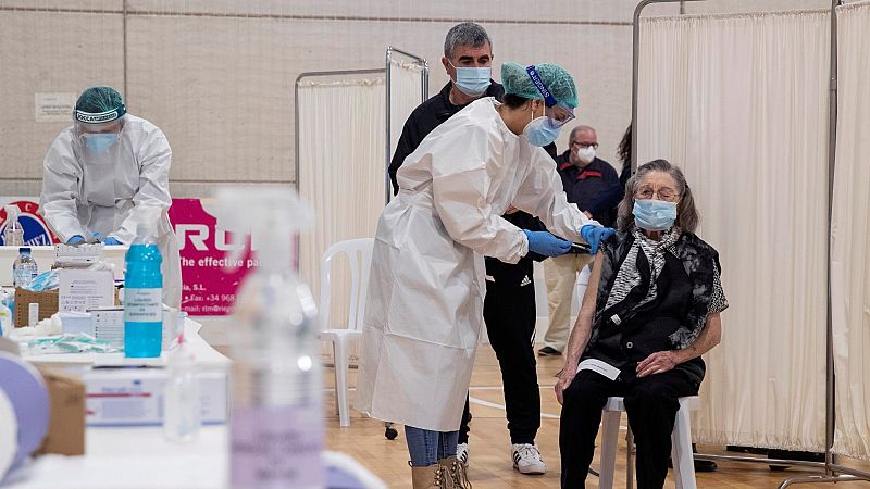 Los ingresos hospitalarios caen en picado cuando el 70% de los residentes han recibido al menos una dosis de la vacuna