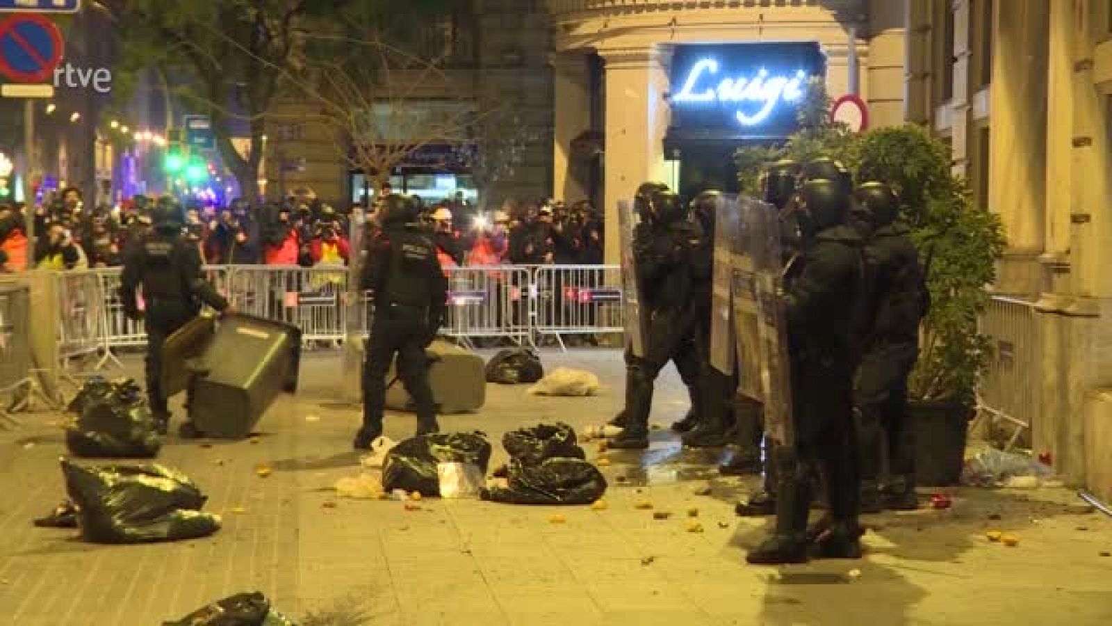 Llançament d'objectes a la Prefectura de la Policia Nacional a la Via Laietana