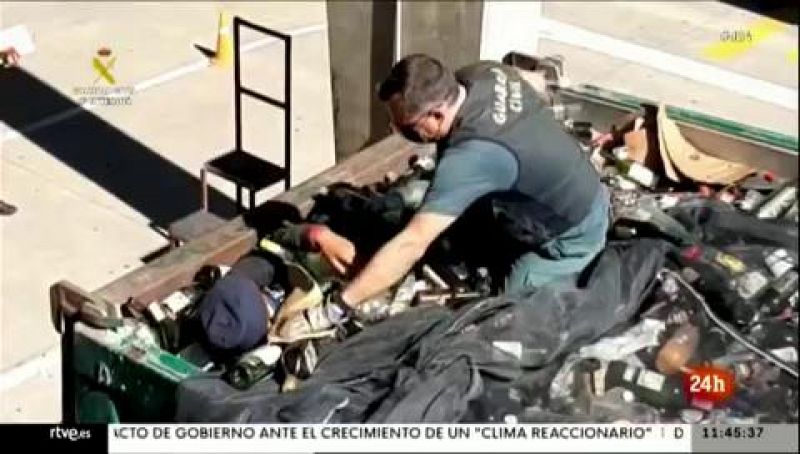 La Guardia Civil rescata a 41 personas en el puerto de Melilla ocultas en bateas entre restos de vidrios y cenizas   