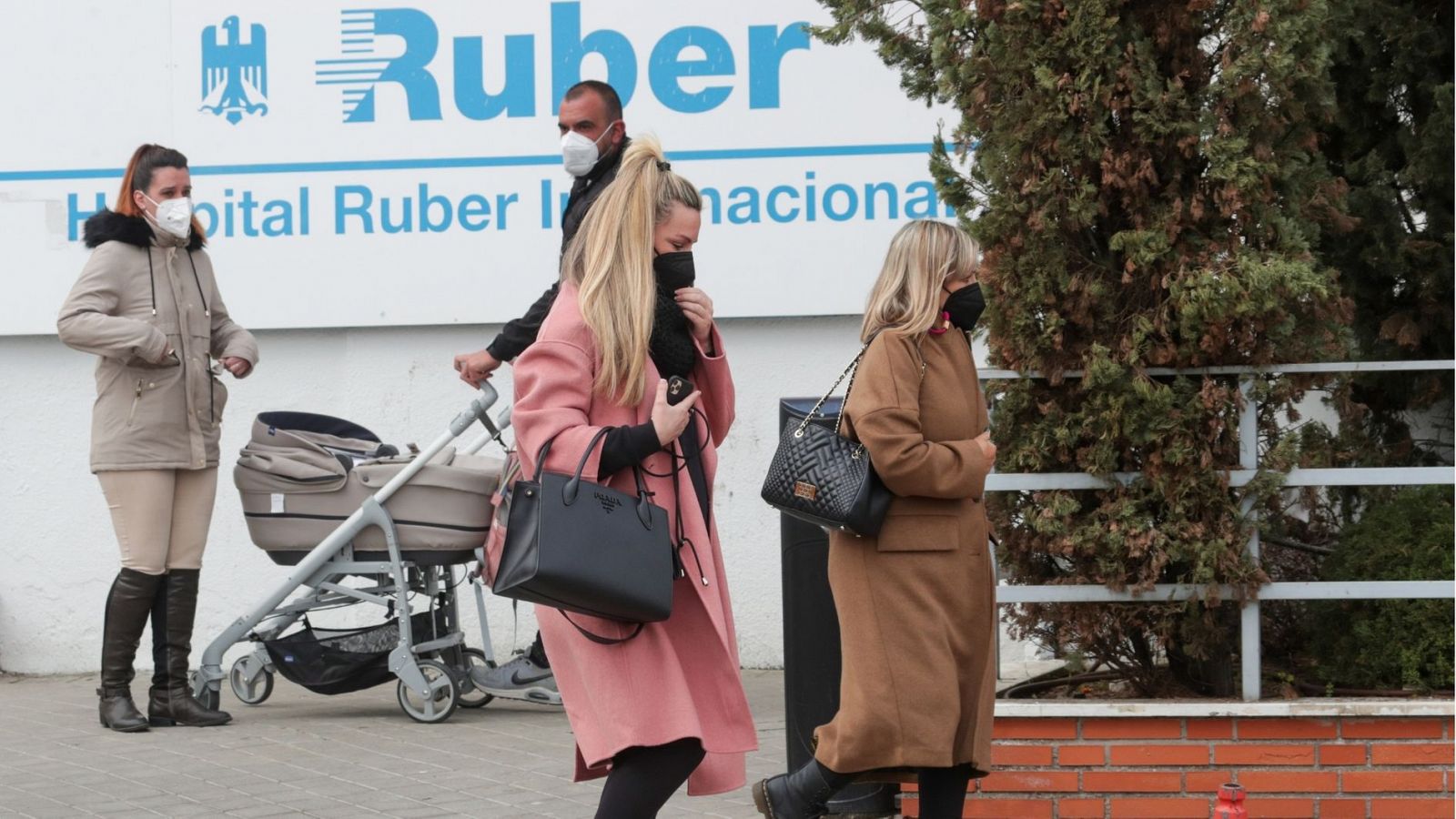 Edurne acude a su última revisión médica del embarazo junto a su madre