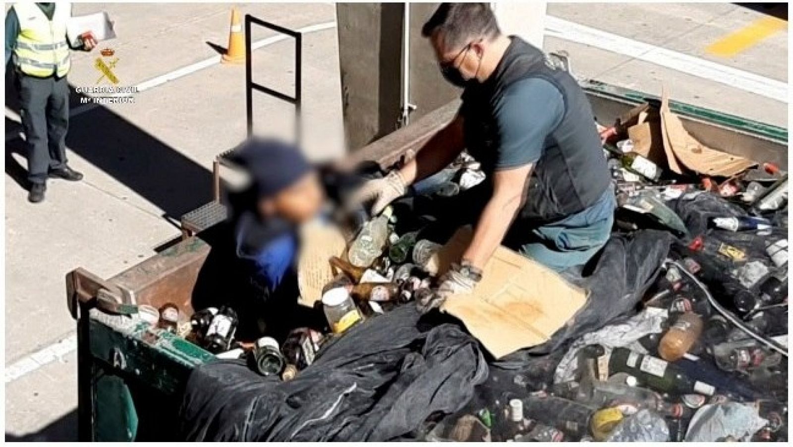 La Guardia Civil rescata a 41 personas en el puerto de Melilla ocultas en bateas entre restos de vidrios y cenizas