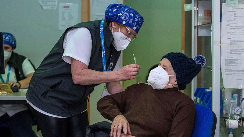 La vacunación de los mayores de 80 años avanza en más comunidades autónomas