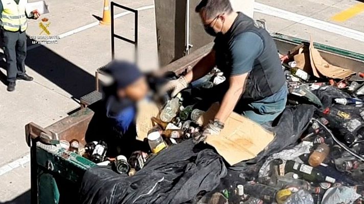 Telediario 1 - La Guardia Civil rescata a un migrante oculto entre cenizas tóxicas en el puerto de Melilla