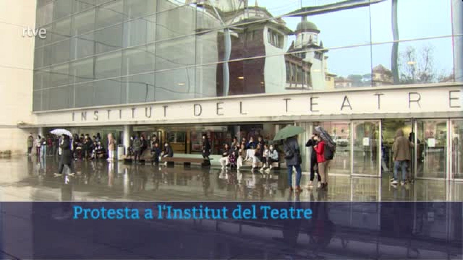 Els alumnes de l'Institut del Teatre es manifesten contra els abusos al centre