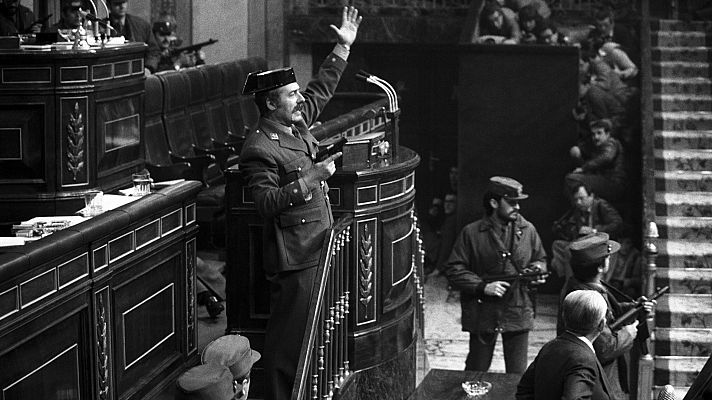 Manuel P Barriopedro, fotógrafo del 23F: "Mantuve el carrete en la mano durante bastante tiempo hasta que pude esconderlo en la planta de pie"