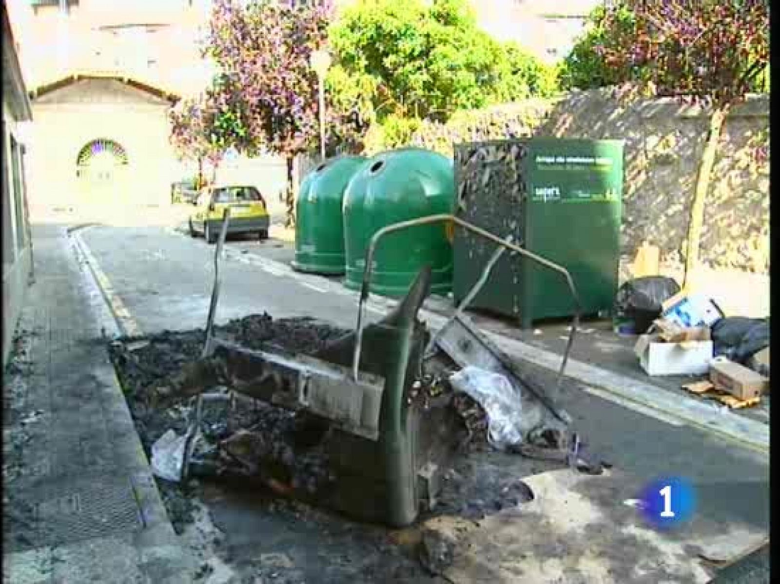 Grupos violentos han provocado cuantiosos destrozos en el municipio, que estos días celebra sus fiestas. Hay ocho detenidos y siete heridos, entre ellos un ertzaina. El ayuntamiento ha calificado lo vivido como "un infierno".