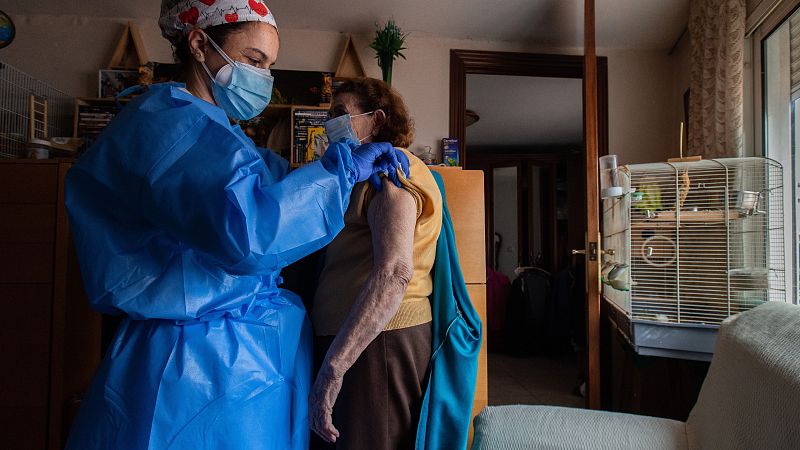 Coronavirus - Arranca la campaña de vacunación a domicilio para grandes dependientes - Telediario 1 | Ver