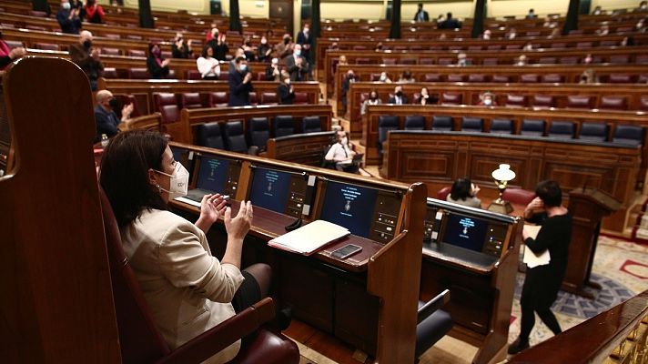 El Congreso recuerda los nombres de las 1.081 mujeres asesinadas por violencia machista en respuesta al intento de Vox de revocar la ley