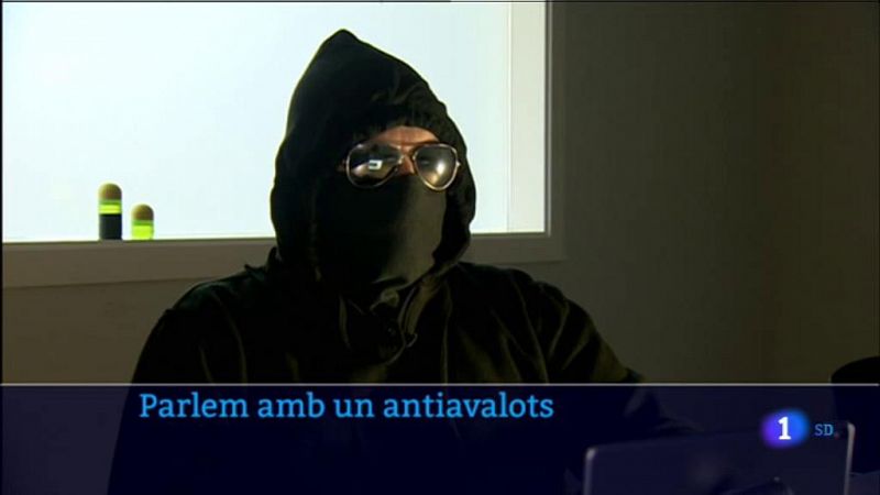 RTVE entrevista un agent operatiu dels Mossos d'Esquadra que ha estat en la primera línia dels aldarulls