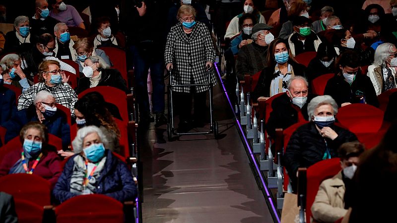 La normalidad tras la vacuna: 171 ancianos vuelven al teatro