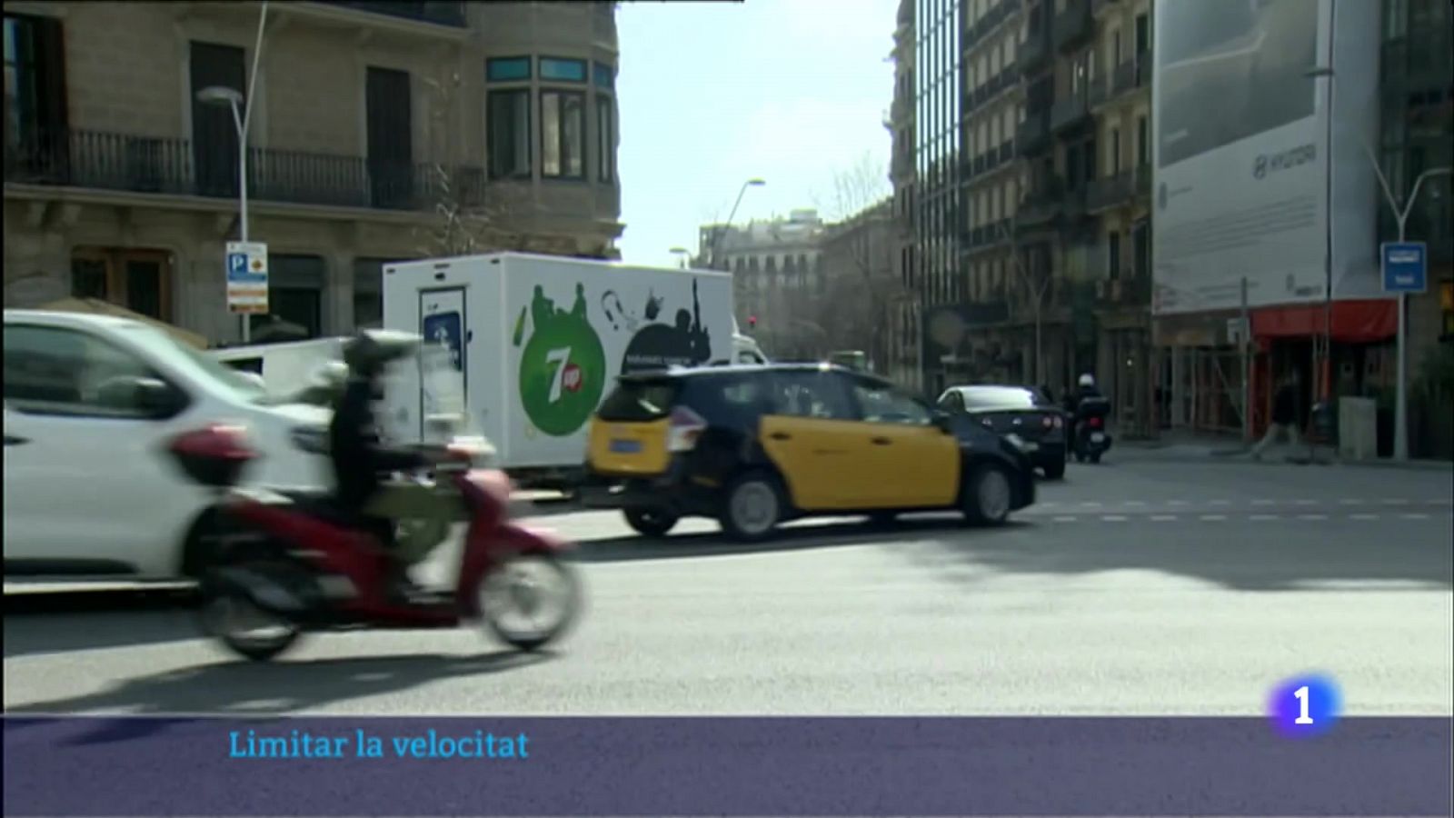 L'Informatiu:  L'ajuntament de Barcelona vol limitar a 30 km/h la velocitat màxima a 3 de cada 4 carrers de la ciutat | RTVE Play
