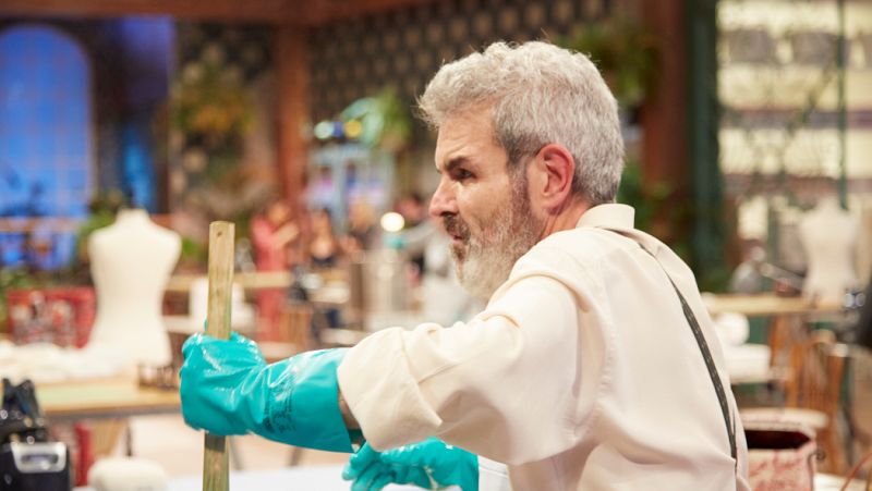 Lorenzo Caprile pringa con tinte y confecciona un abrigo precioso