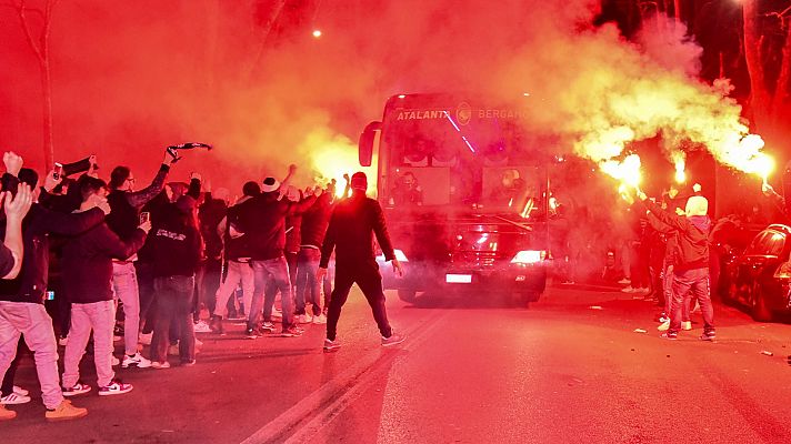 Olvidándose de las restricciones y de la mascarilla: Así recibieron los aficionados del Atalanta al Real Madrid