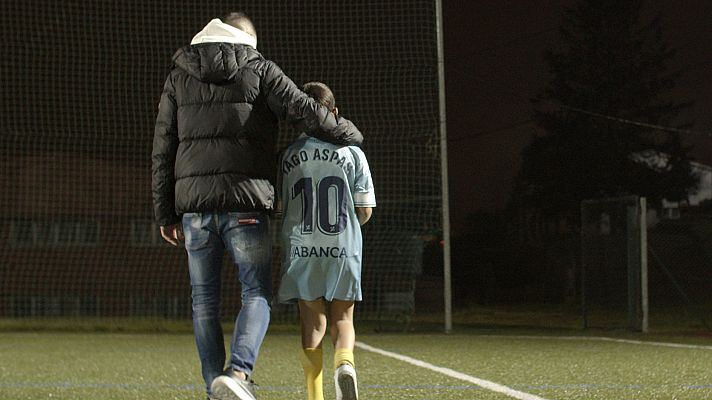 Fútbol - Así es Álex, el primer niño de España en recibir una licencia PDA