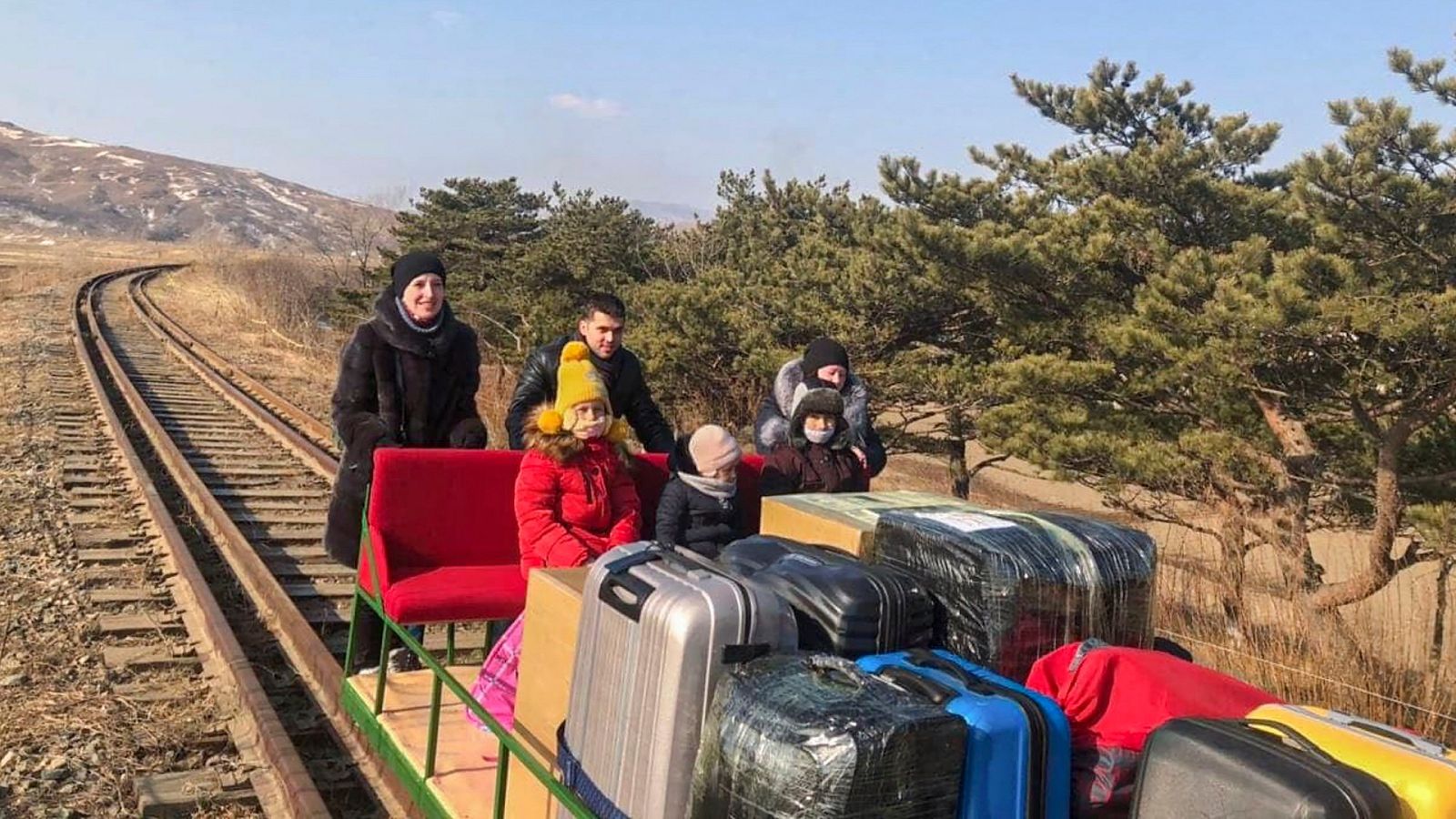 El coronavirus en Corea del Norte provoca que un grupo de diplomáticos rusos abandone el país empujando una vagoneta 