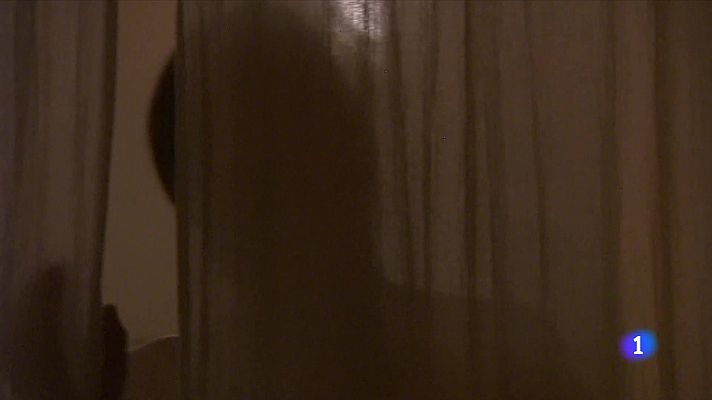 Telediario 1 - 'Fantasmas azules' de Paula Farias, una novela que habla de las mujeres bajo los burkas en Afganistán