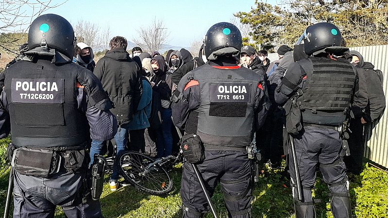 Manifestantes a favor de Hasel cortan la AP-7 en Girona