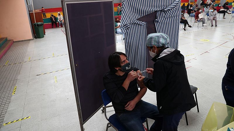Chile se convierte en el líder de la vacunación contra la COVID-19 en América Latina