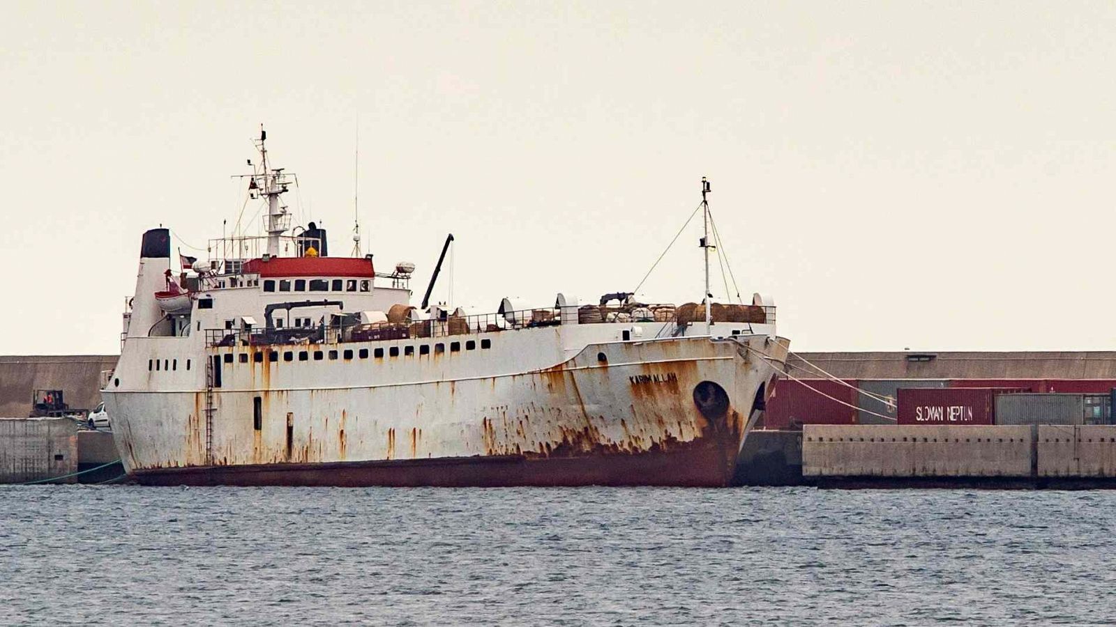 Telediario 1: 900 terneros, retenidos en un buque en Cartagena ante la sospecha de estar enfermos  | RTVE Play