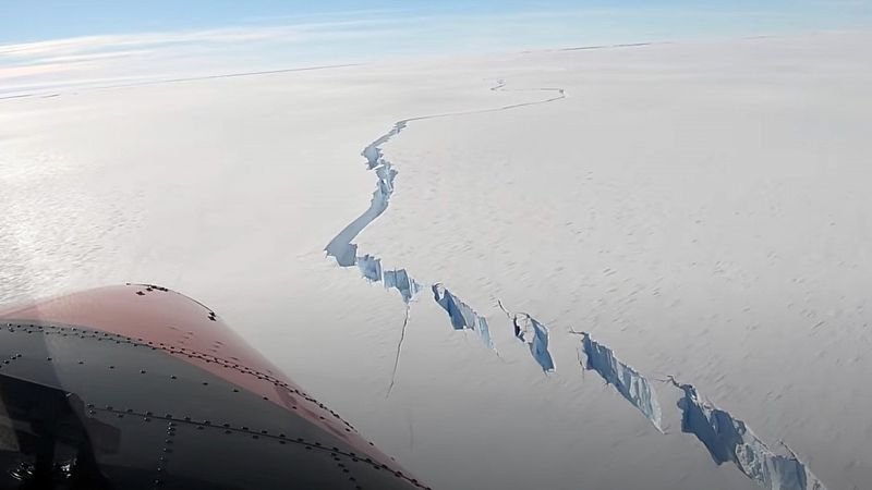 Un iceberg gigante se desprende de la plataforma de hielo que bordea la Antártida
