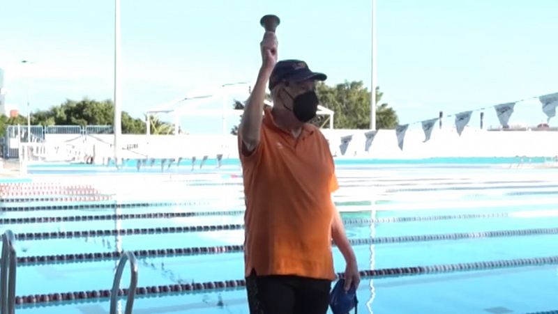 Francisco García, rompe récords en natación a los 95 años