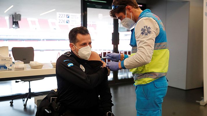 Telediario 1 - España vacuna contra el coronavirus al 5% de su población en dos meses