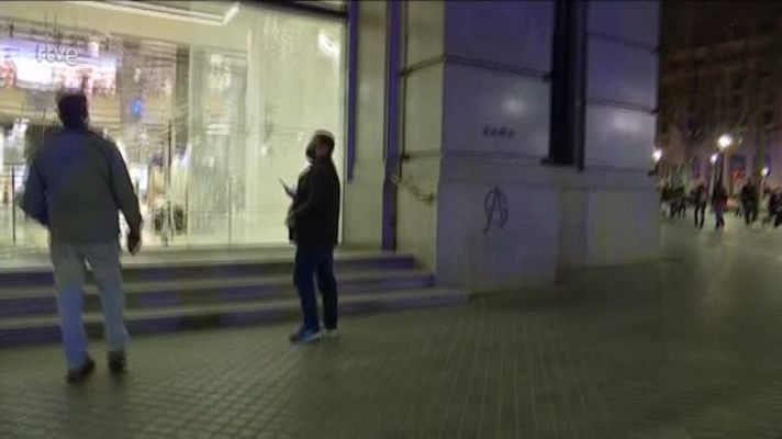  - Grups de violents han provocat destrosses i han saquejat comerços