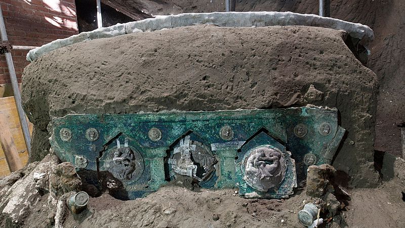 Descubren una gran carroza ceremonial casi intacta en el área arqueológica de Pompeya