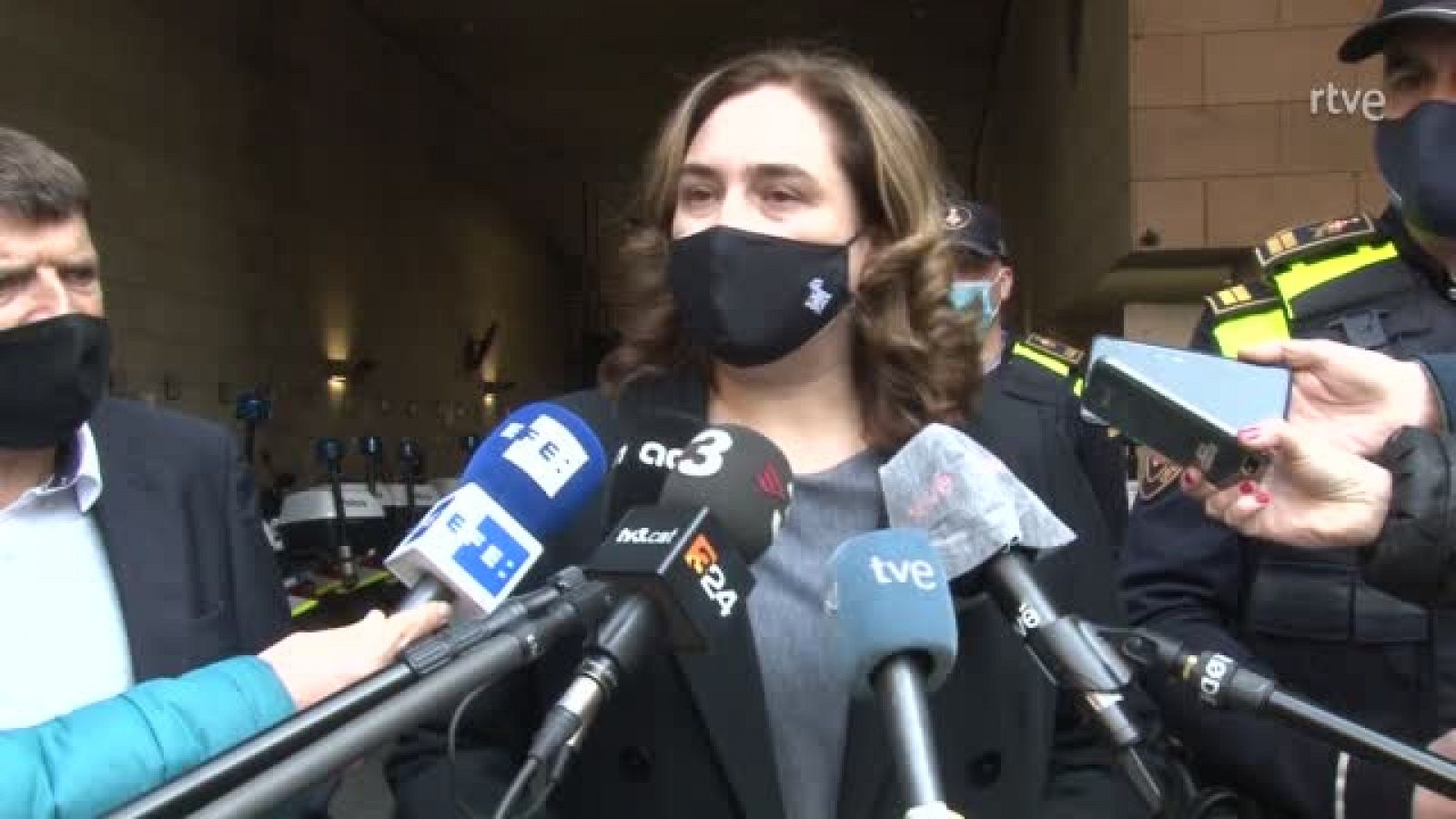 Ada Colau fa una crida a la calma i condemna la crema d'un furgó policial