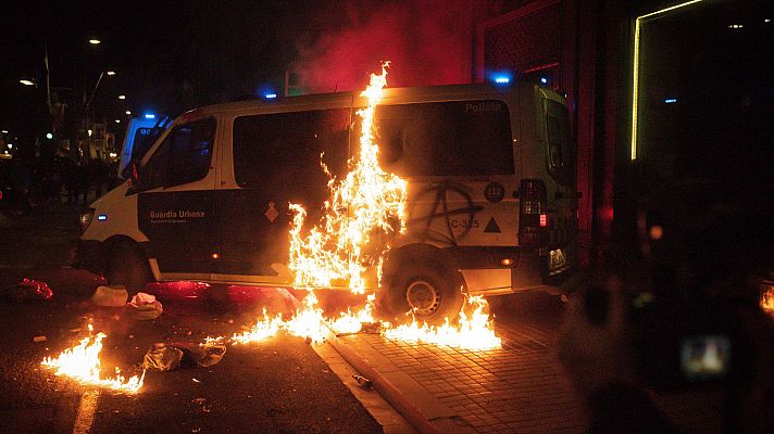 Violentos queman una furgoneta policial en Barcelona