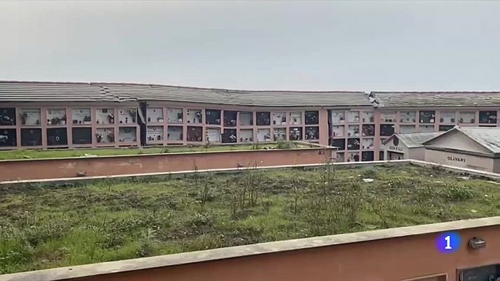 Telediario 1 - Un cementerio se derrumba en un acantilado italiano y pierde unos 200 féretros en el mar
