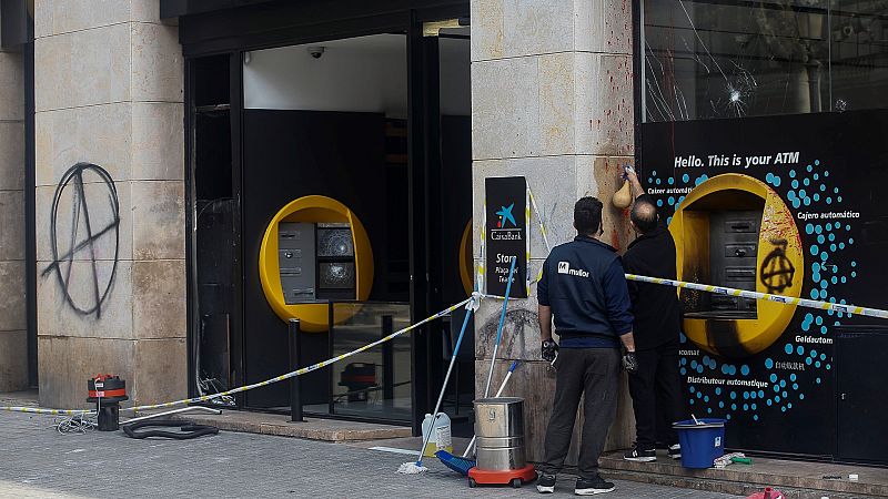 Los políticos condenan la violencia en los disturbios de Cataluña y el PP pide más contundencia a Sánchez