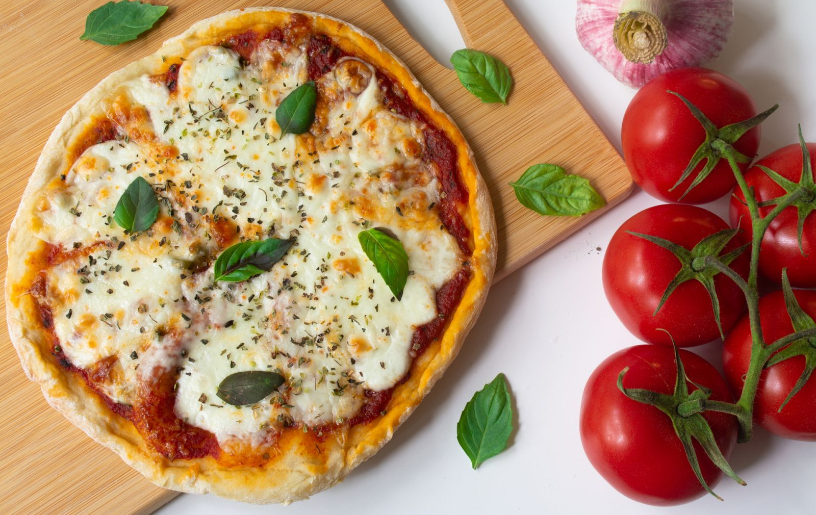 ¿Cómo se elabora la pizza napolitana?