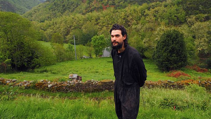 Telediario 1 - Óliver Laxe vuelve a la Galicia rural un año después de la nominación a los Goya de 'O que arde'