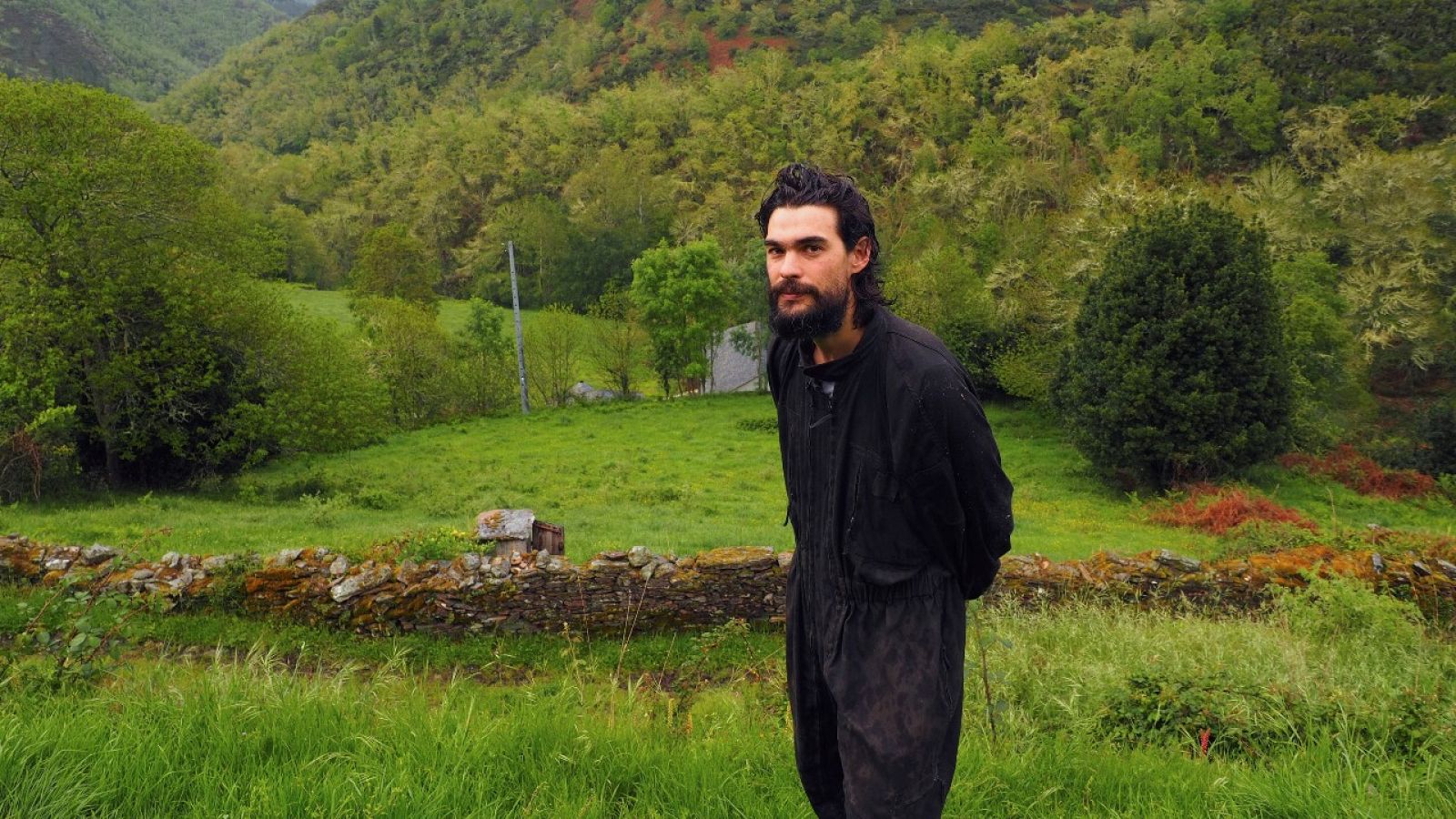 Óliver Laxe vuelve a la Galicia rural un año después de la nominación a los Goya de 'O que arde'