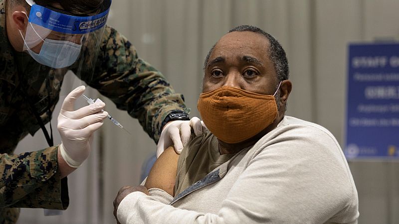  Biden utiliza leyes de guerra para acelerar la vacunaciones y promete que llegarán a todos los adultos a finales de mayo