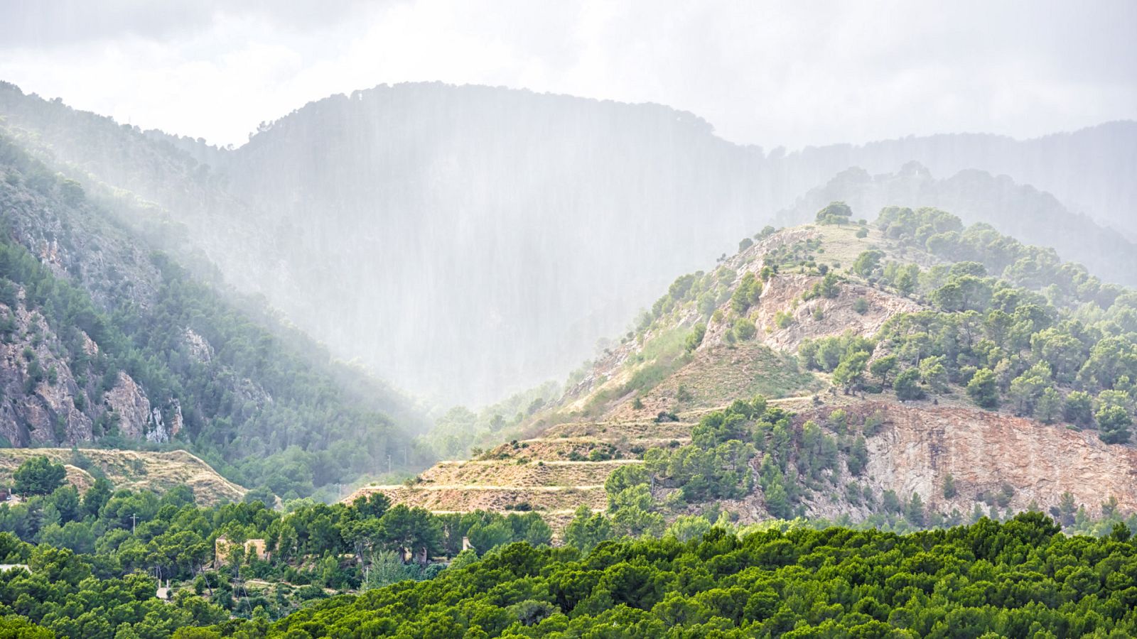 Lluvias dispersas en amplias zonas de la Península y en Baleares - Ver ahora