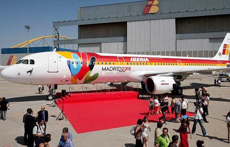 "Alcalde, aquí tienes tú avión. Mucha suerte y buen vuelo". El presidente de Iberia, Antonio Vázquez, presentó junto a Alberto Ruiz Gallardón, alcalde de Madrid, el avión que trasladará el 30 de septiembre a Copenhague a la delegación oficial de la candidatura olímpica de Madrid 2016.