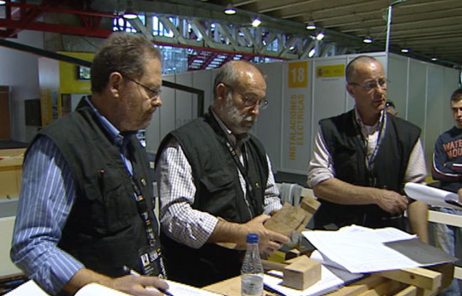 Lo dice la Organización para la cooperación y el desarrollo económico,la OCDE, que cada año analiza los sitemas educativos de 38 países. En esa radiografía también señala que damos más horas de clase pero menos de idiomas.