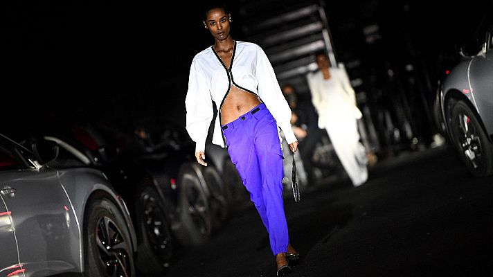 Telediario 1 - Arranca una atípica semana de la moda en París, marcada por la pandemia y los diseños sociales