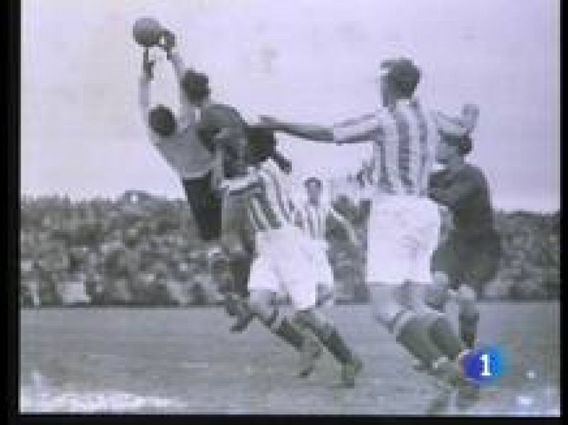 La Real Sociedad celebra sus 100 años de historia. Por las filas del conjunto donostiarra han pasado figuras como Arconada, López Ufarte, Zamora, Xabi Alonso, Nihat o Karpin. 