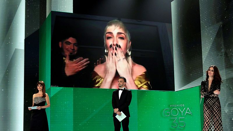 Nerea Torrijos, Goya al mejor diseño de vestuario por 'Akelarre', triunfa con su espontaneidad al dedicarle el premio a su novio: "¡Ven aquí, hostia!" 