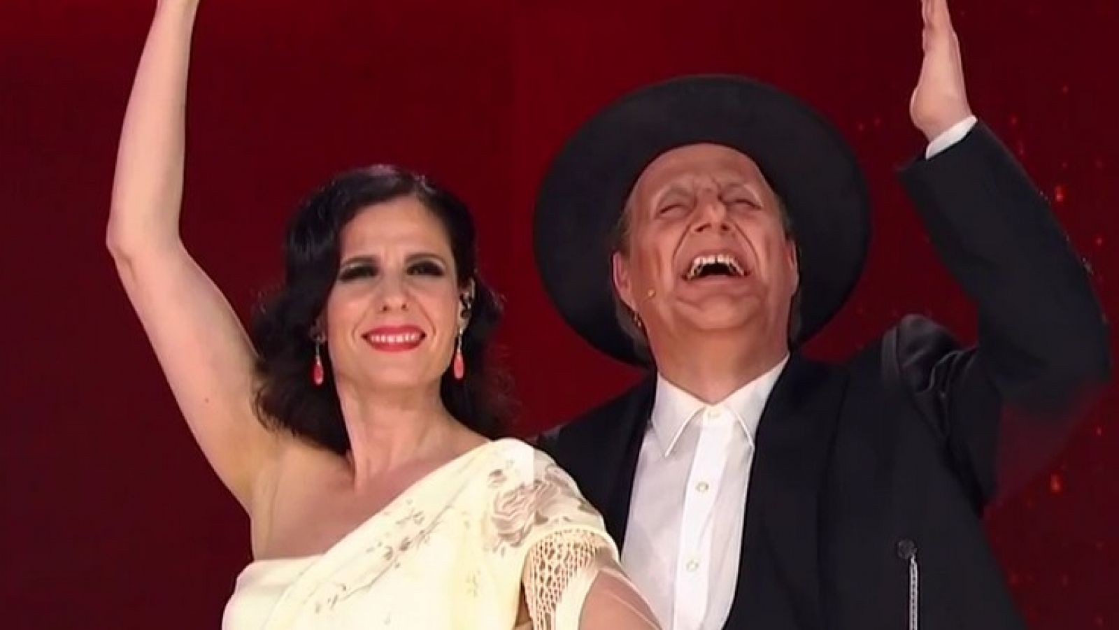 Diana Navarro y Carlos Latre homenajean a Berlanga