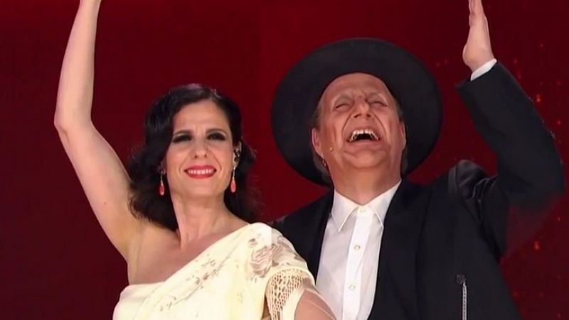 Diana Navarro y Carlos Latre homenajean a Berlanga