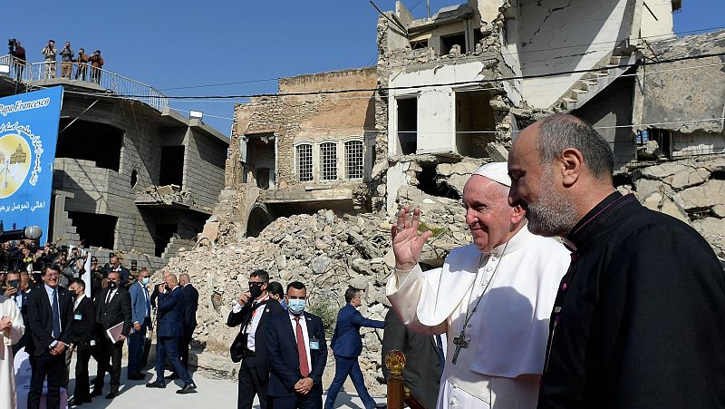 El papa reza en Mosul por las víctimas de la guerra