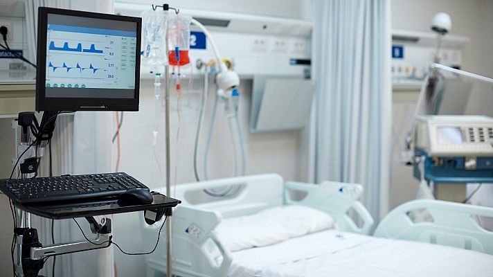 Telediario 1 - TVE entra en una UCI del hospital Vall d'Hebron de Barcelona para conocer de cerca su trabajo