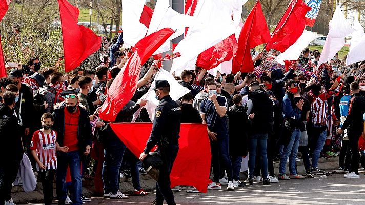 Cientos de aficionados reciben al Atleti a las afueras del Wanda sin respetar las medidas anticovid